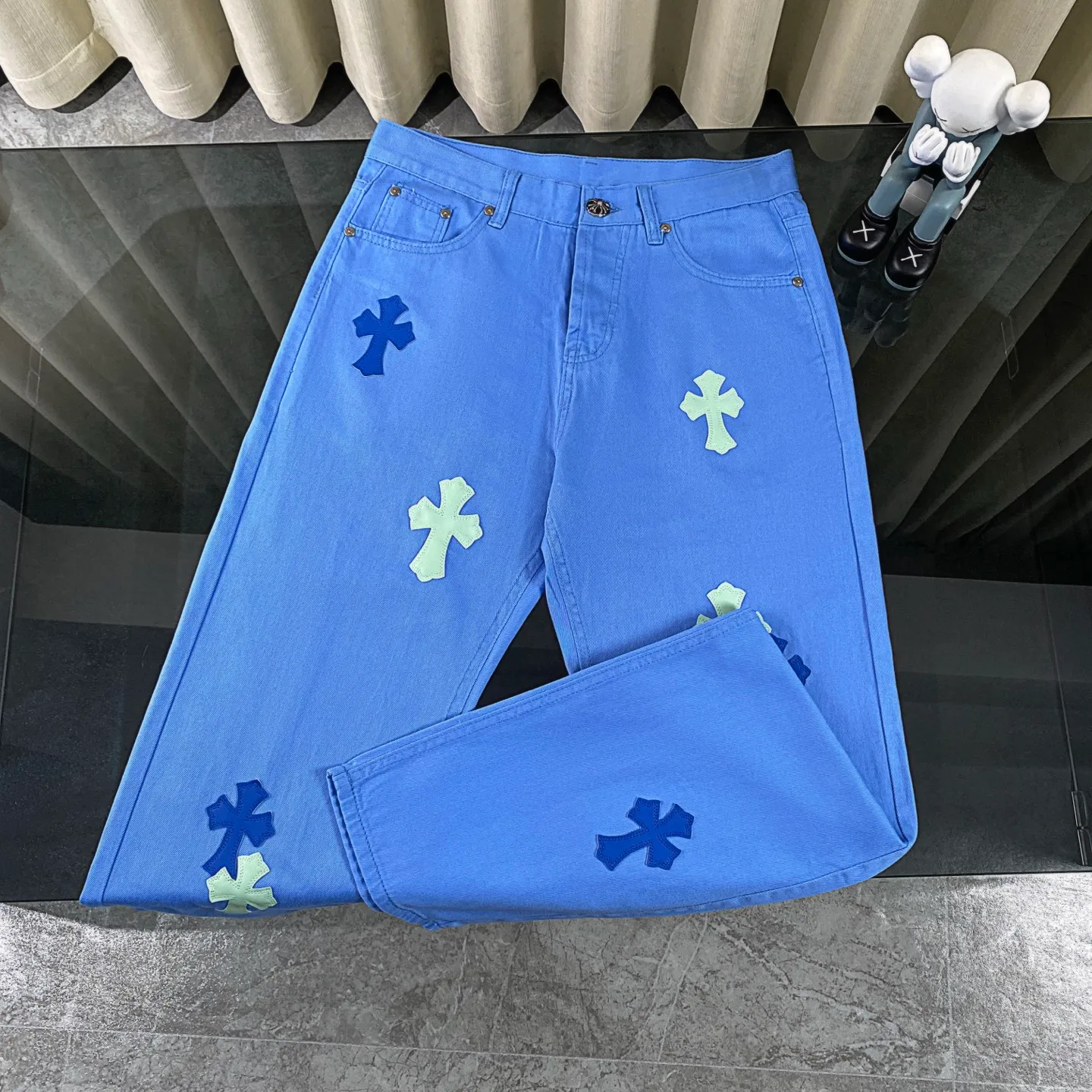 P250 chrome hearts Miami Drake limited edition blue jeans vi Top heavy industry fashionable design] Consistent high street luxury style creation. Speaking of this style, the Zangyin family and GU family are definitely the leading representative brands. Especially the Zangyin family has really achieved a state-of-the-art effect in creating high street style. The unique washed material is used to create this style. The color system is quite eye-catching. After it is decorated with patchwork cross flowers, it cleverly highlights the charm of the brand. Secondly, this style uses classic The classic high-waist cutting design highlights the long legs and fashionable temperament of the upper body. The brand is highly recognizable and the slim fit configuration is more suitable for daily wear. It is a product that interprets personality, fashion, and specifications at a glance. This single product is enough to make any fan excited. It can be a white T-shirt for youthful preppy style, or a tight suspender for lady style. It has strong matching ability and can be easily controlled by men.  [Materials and craftsmanship] Needless to say, this point goes without saying. As an excellent craftsman brand, Zangyin’s requirements for details and craftsmanship are really perfect. The washed color of this model has gone through so many processes, not to mention the embellishment of denim appliques. It is also purely hand-made and sewn. Just like what they believe in, only hand-made things have soul and have the meaning of wear. A top-notch heavy-duty fashionable denim item, I look forward to your perfect interpretation! !  Size:28-36